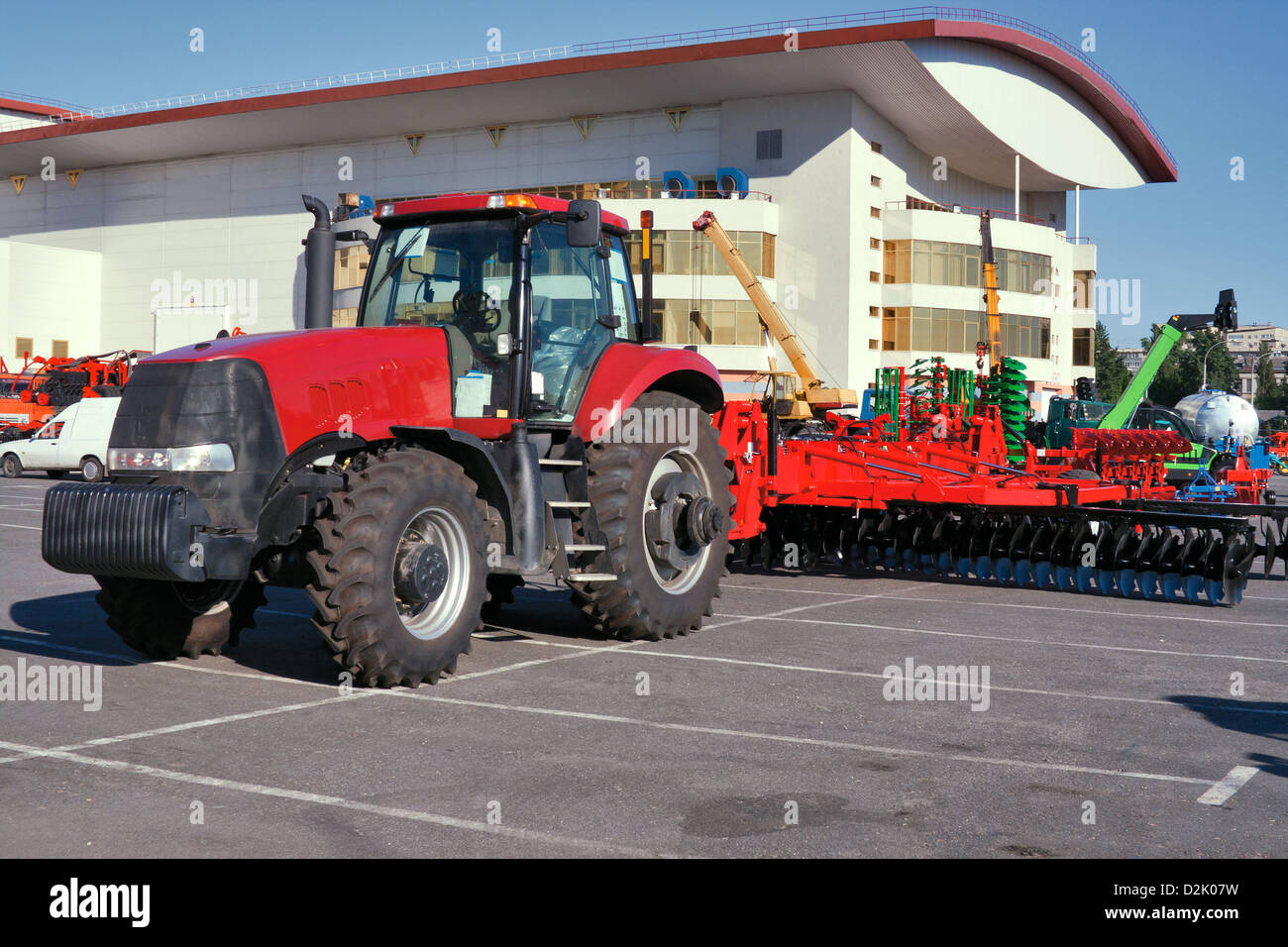 Nahaufnahme des modernen roten Traktor für den Pflug bis auf Parkplatz Stockfoto