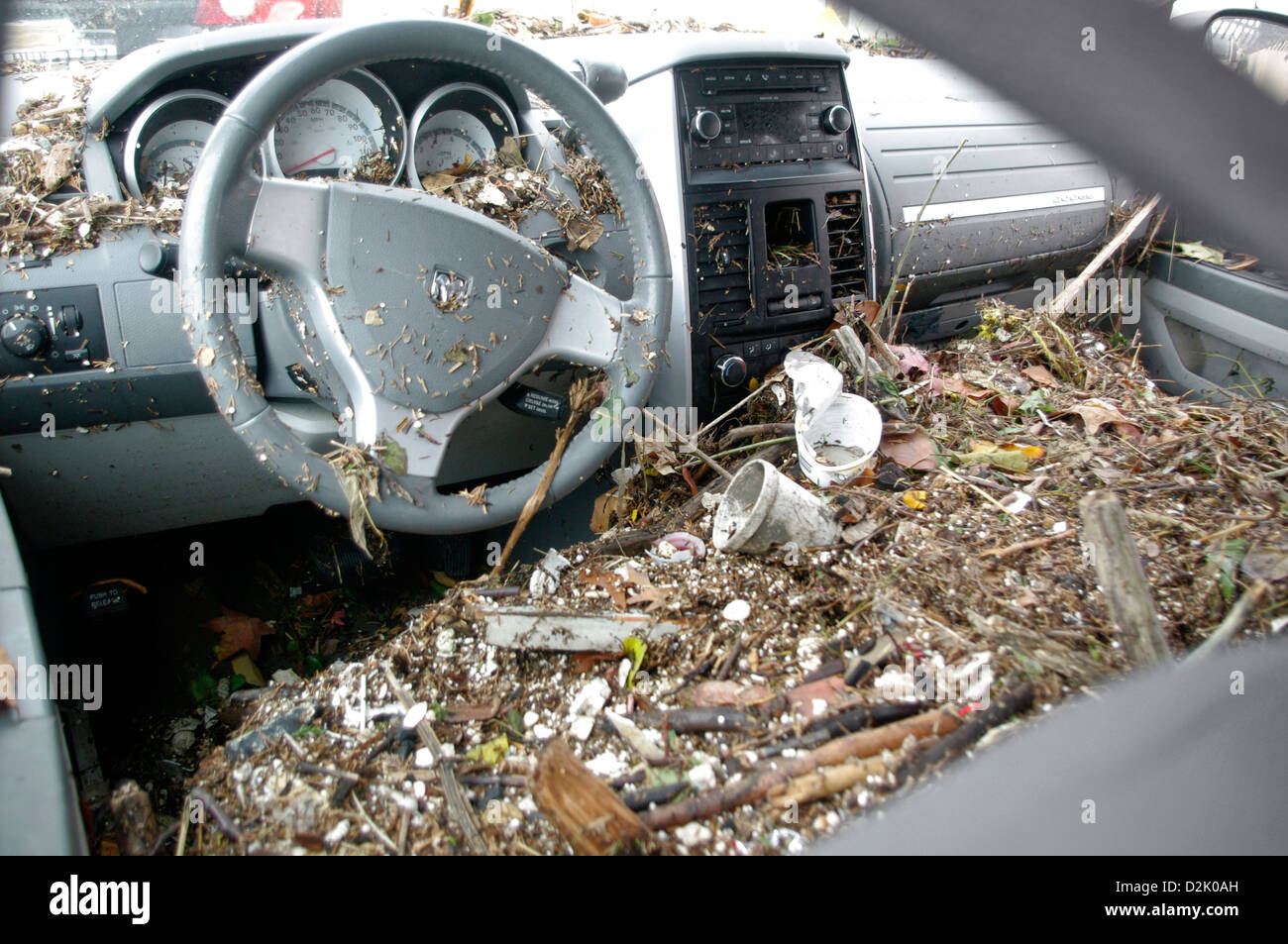 Innere des geborgenen Auto abgelassen haben mit Treibgut gefüllt und mit Meerwasser von Hurrikan Sandy Flutwelle überschwemmt Stockfoto