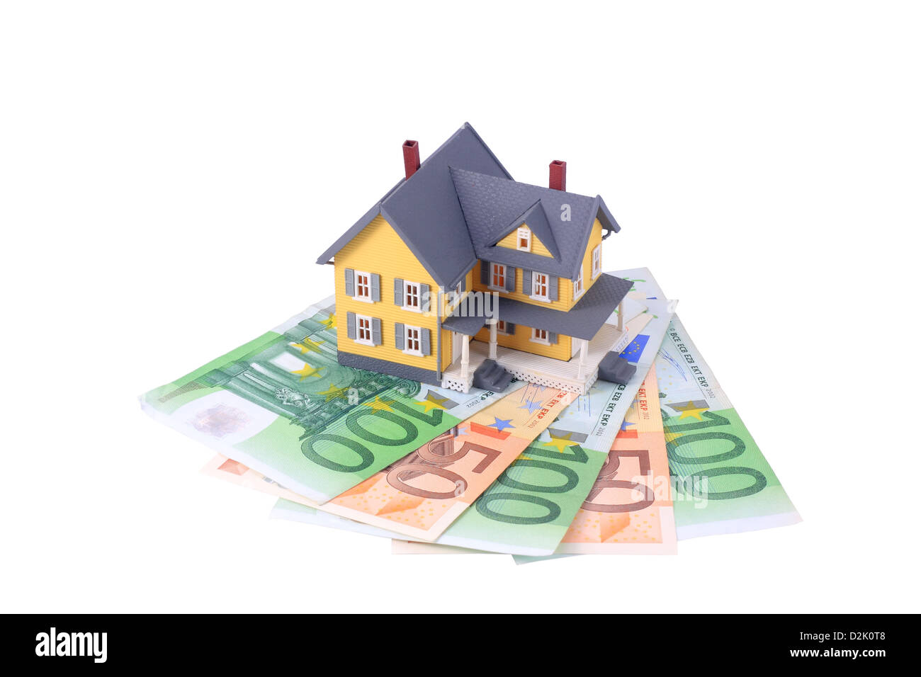 Miniatur Haus über fünfzig und hundert Euro isoliert auf weißem Hintergrund Stockfoto