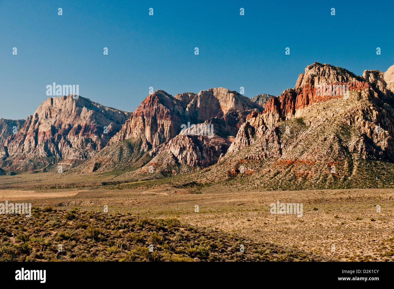 Die Wilson Cliffs und Gestrüpp von Red Rock Canyon national Conservation area Stockfoto