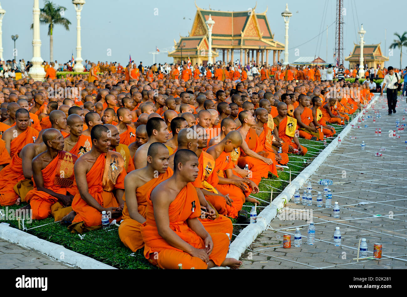 Phnom Penh, Kambodscha. 26. Januar 2013. Buddhistische Mönche versammeln sich vor Phnom Penh Königspalast zu singen und beten für die Seele des verstorbenen König-Vater Norodom Sihanouk auf 16, Oktober. Stockfoto