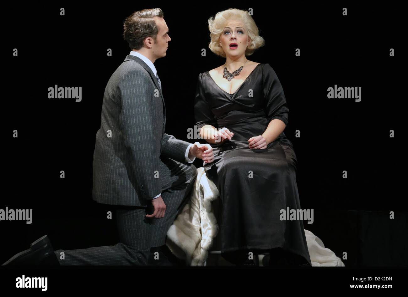 Laura Parfitt als Marilyn Monroe und James J. Kee als Robert Kennedy Proben der Oper "Happy Birthday, Mr. President" von Kriss Russmann (Musik) und Syllaynn Kleibel (Text) am Volkstheater Rostock in Rostock, Deutschland, 25. Januar 2013. Die Oper wird zum ersten Mal am 27. Januar 2013 durchgeführt werden. Das Grundstück ist zum größten Teil frei erfunden und nehmen einen Blick auf das Leben von US-Diva Marilyn Monroe (1926-1962). Foto: BERND WUESTNECK Stockfoto