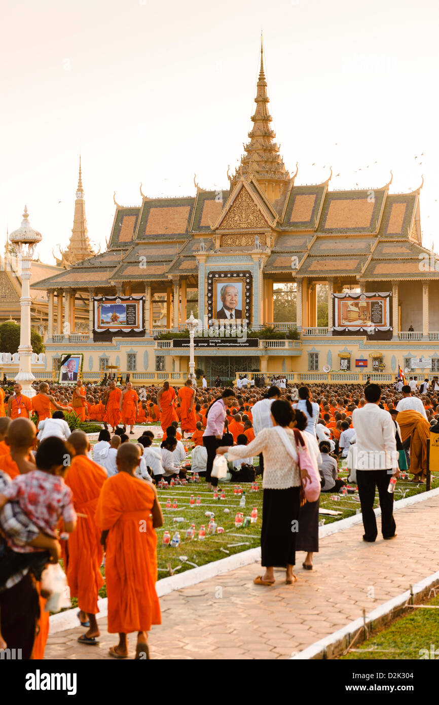 Phnom Penh, Kambodscha. 26. Jan, sammeln 2013Crowds Menschen vor dem Königspalast in der kambodschanischen Hauptstadt Phnom Penh am 26. Januar 2013 ihren Respekt zum ehemaligen König Sihanouk zu zahlen, die im Exil in Peking am 15. Oktober 2012 verstorben. Stockfoto