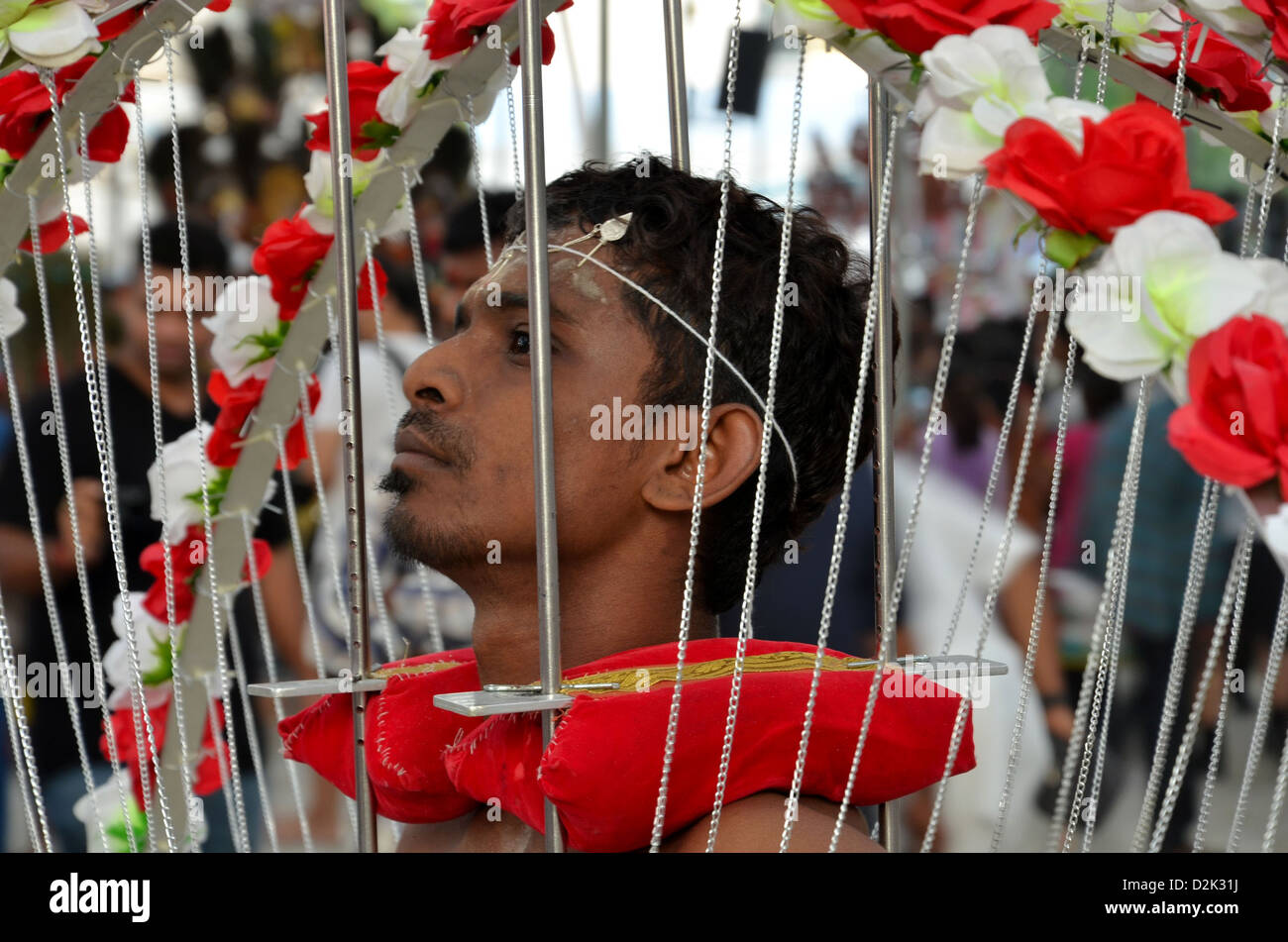 Hinduistische Thaipusam Festival: gepiercte Anhänger in Singapur Prozession am Sri Srinivasa Perumal Temple, Serangoon vorbereiten Stockfoto