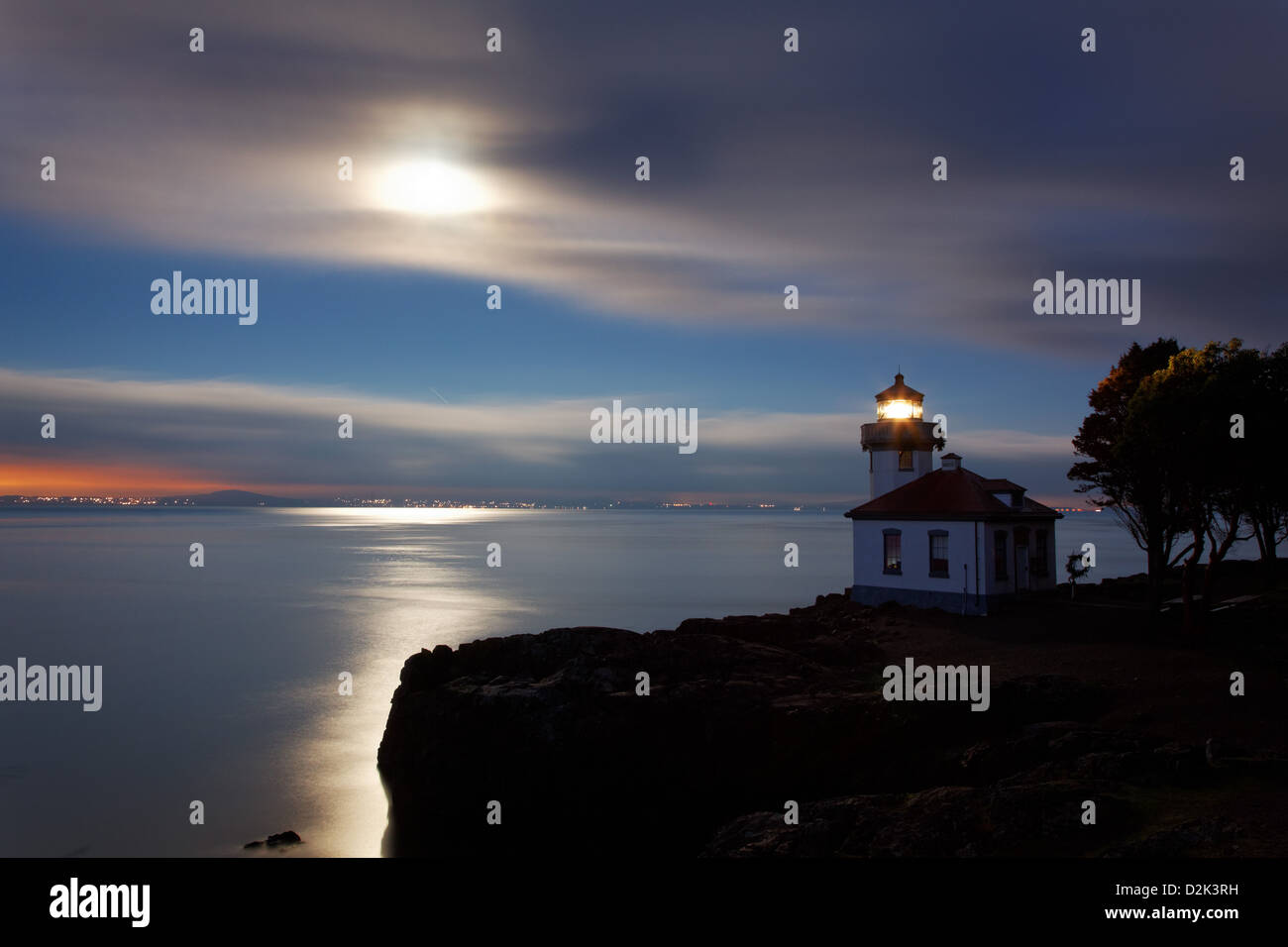 Lime Kiln Leuchtturm steht Uhr über Haro Strait in der Morgendämmerung, Washington Stockfoto