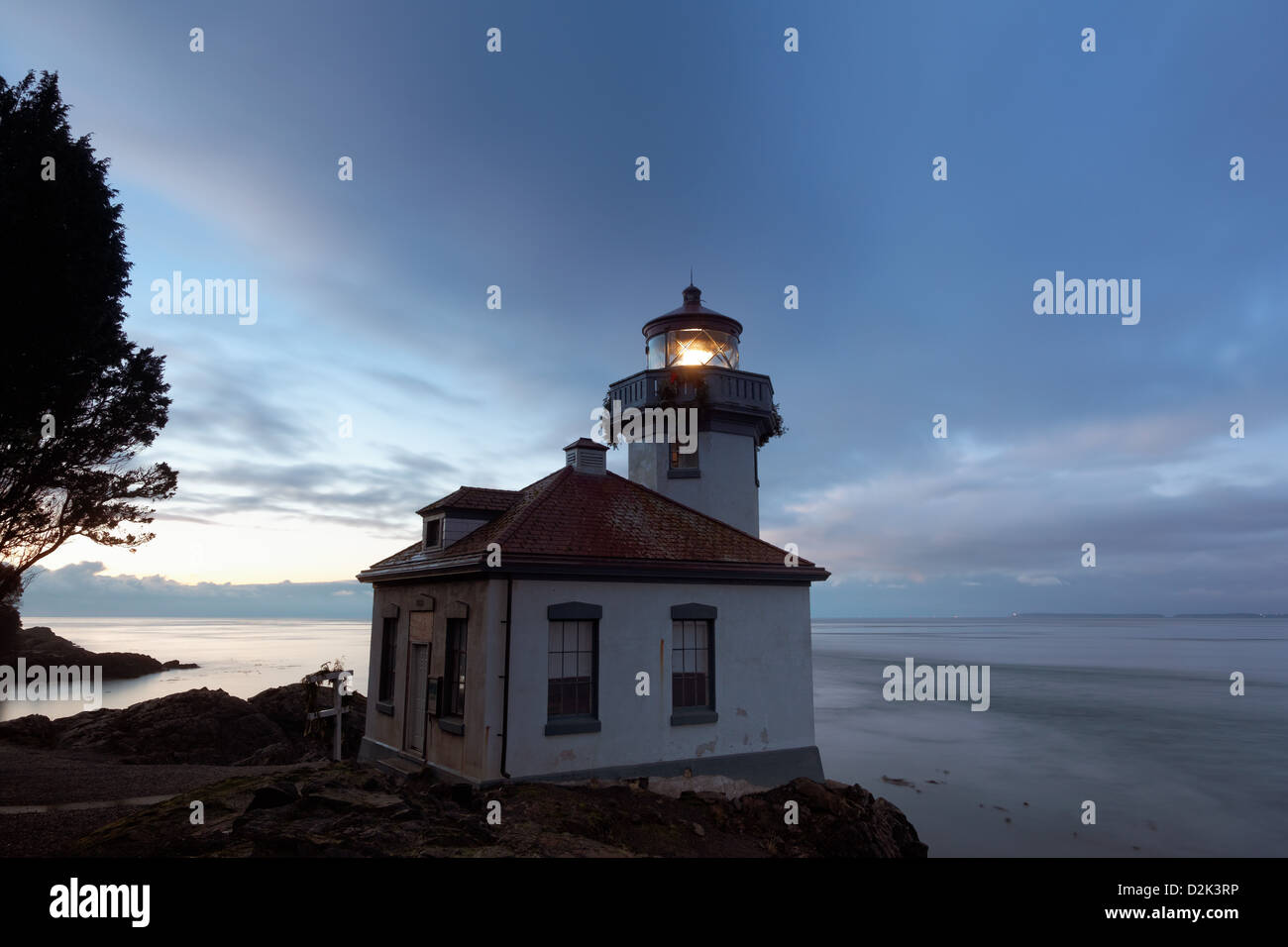 Lime Kiln Leuchtturm steht Uhr über Haro Strait in der Morgendämmerung, Washington Stockfoto