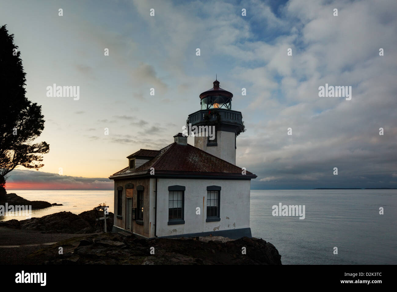 Lime Kiln Leuchtturm steht Uhr über Haro Strait in der Morgendämmerung, Washington Stockfoto