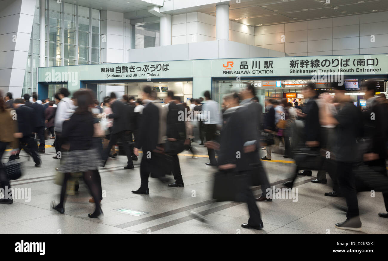 Arbeitnehmer pendeln zur Arbeit an der belebten Shinagawa Station in Tokio Japan Stockfoto
