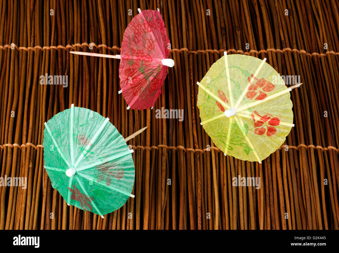 Bunten cocktail Regenschirme auf Holzsockel. Nahaufnahme Stockfoto