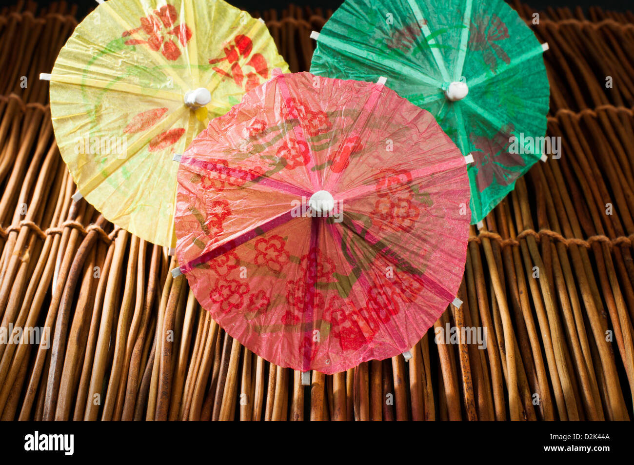 Bunten cocktail Regenschirme auf Holzsockel. Nahaufnahme Stockfoto