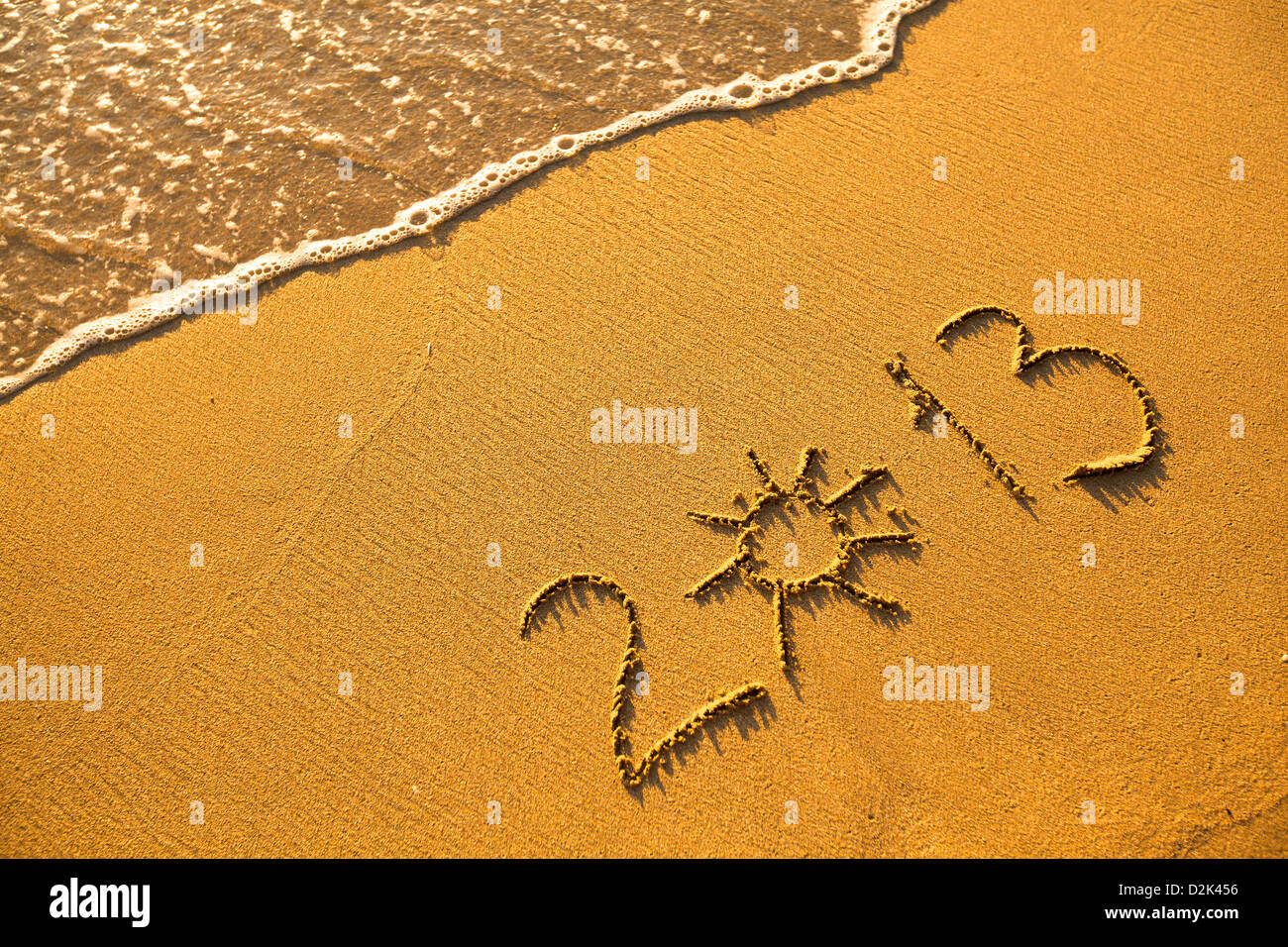Abstraktes Bild: 2013 geschrieben im Sand am Strand Textur (weiche Welle des Meeres) Stockfoto
