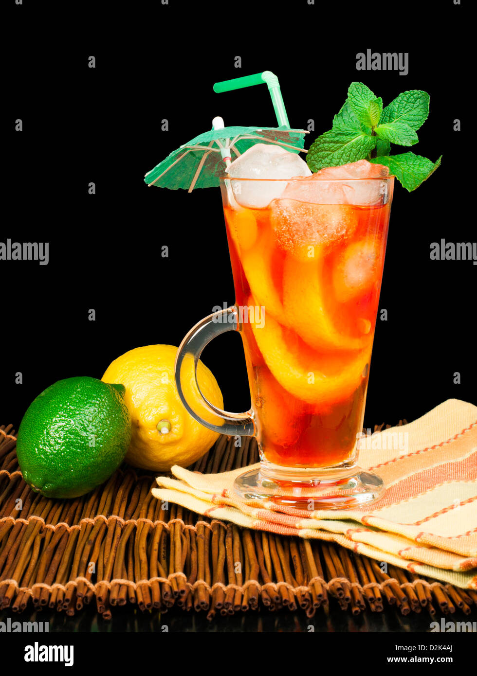 Eistee mit Zitrone. Glas Eistee mit Eiswürfeln und Minze. Stockfoto