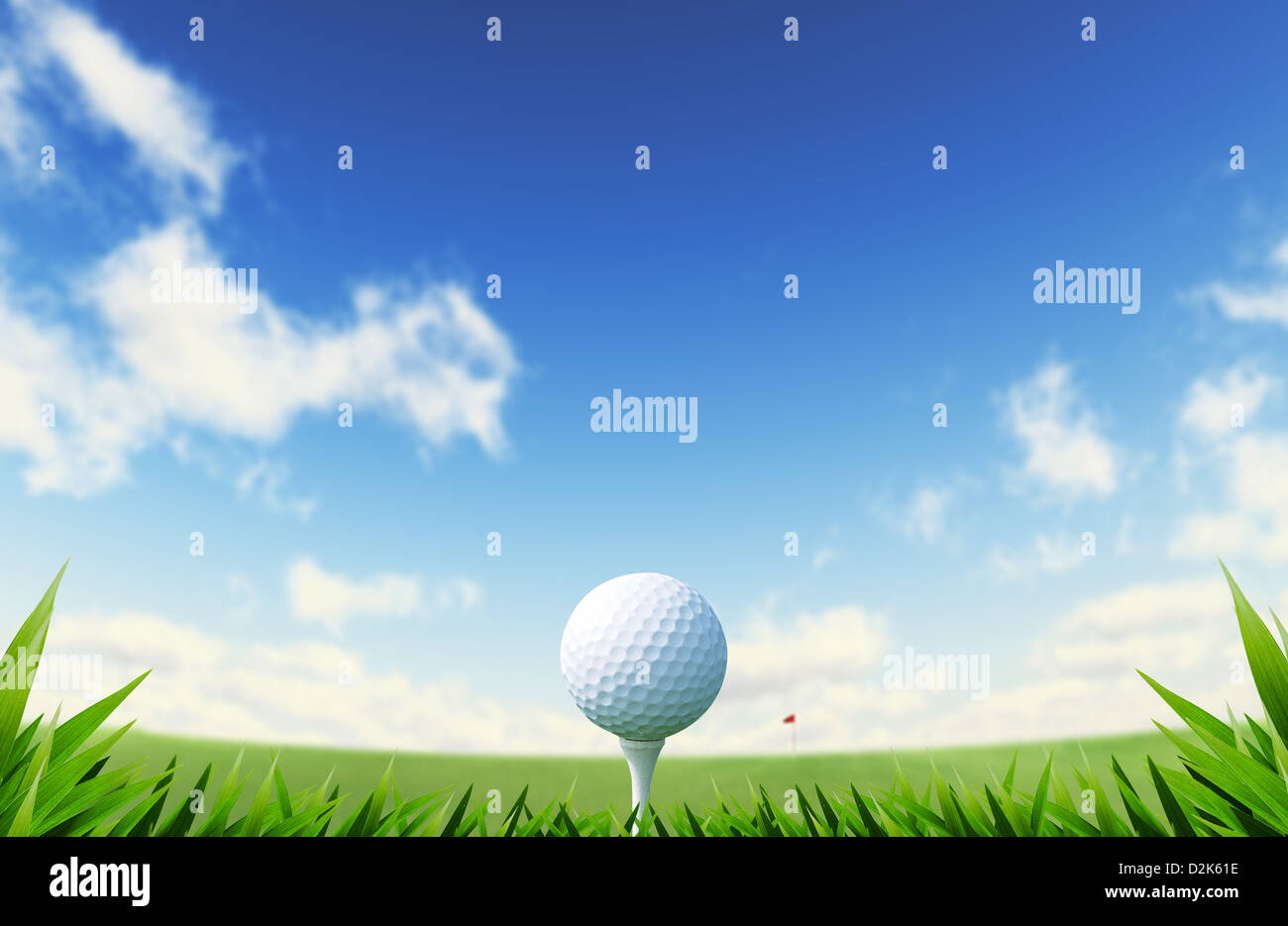 Green Golf-Gericht mit Nahaufnahme auf Rasen und Ball am Abschlag. mit roten Flagge auf einem Abstand und blauer Himmel mit flauschigen Wolken. Stockfoto