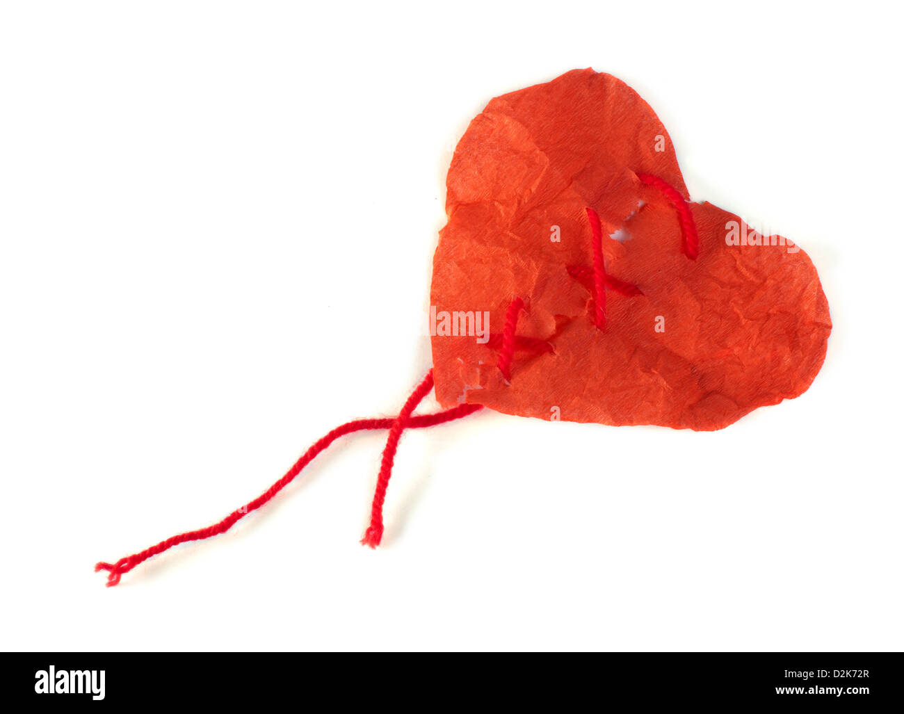 Herz des gewellten roten Papier gemacht. Weiß isoliert Stockfoto