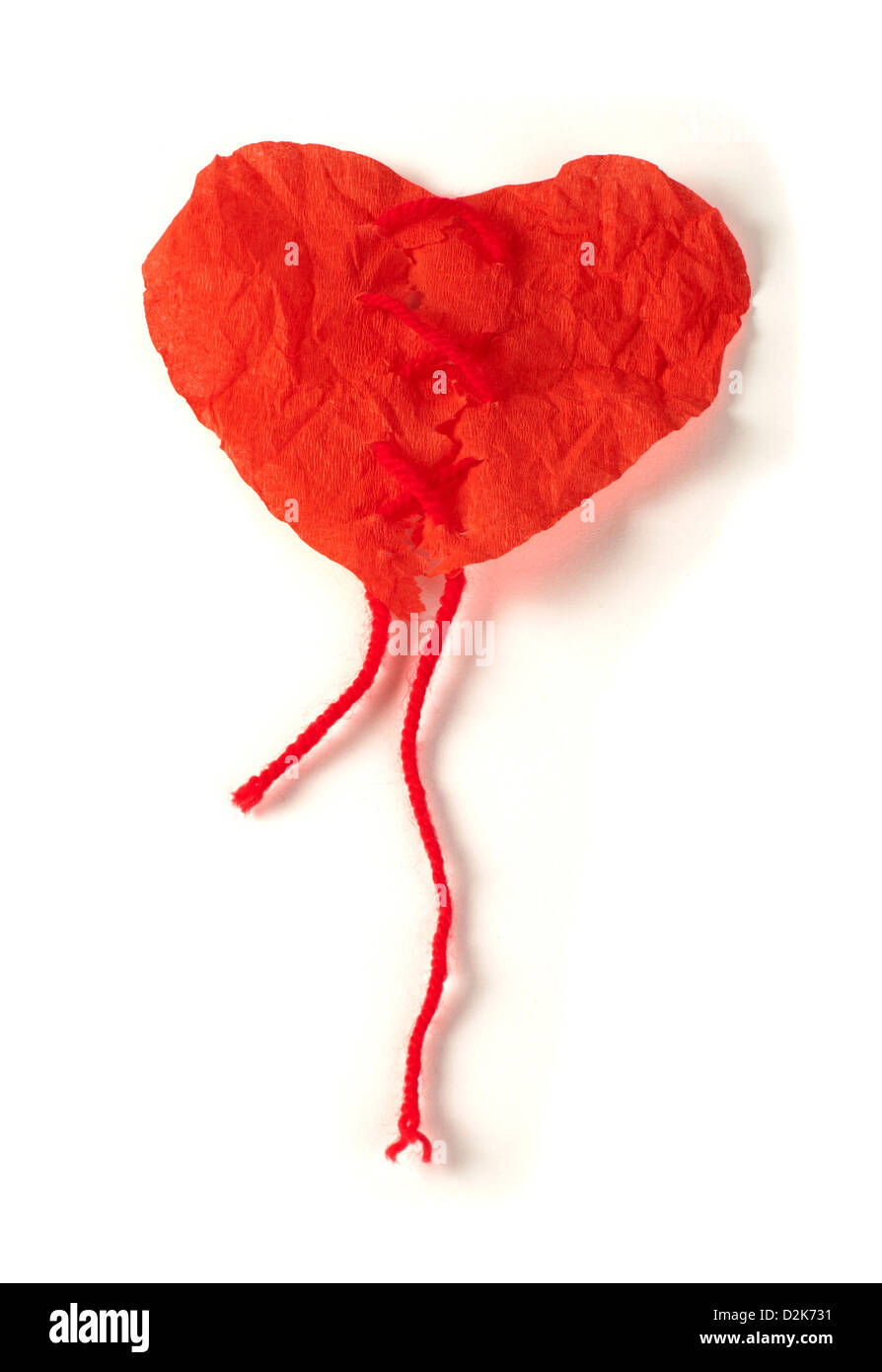 Herz des gewellten roten Papier gemacht. Weiß isoliert Stockfoto