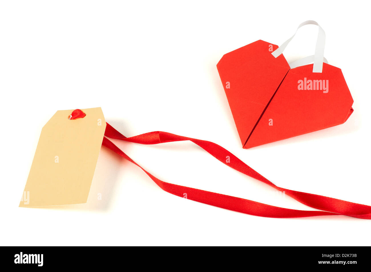 Herz gemacht gewelltes rotes Papier und Label. Weiß isoliert Stockfoto