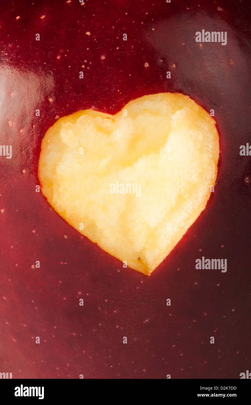 Herz-Form-Closeup geschnitzt in roter Apfel Stockfoto