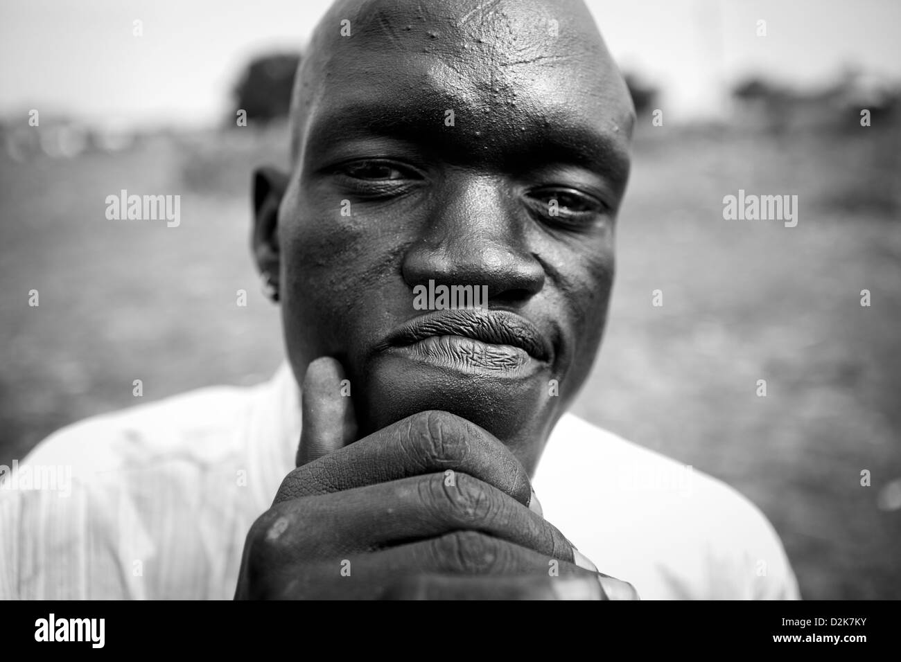 Dinka Mann posiert in Juba, Südsudan Stockfoto
