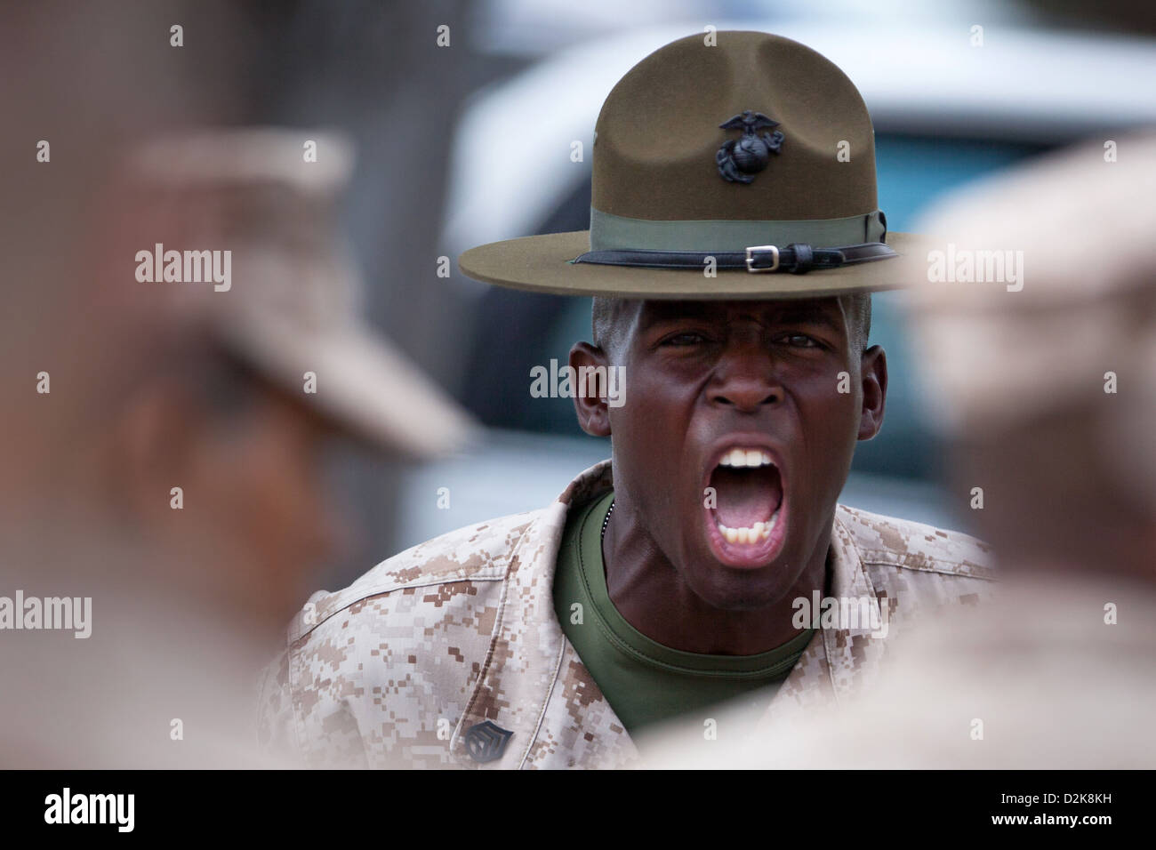 Ein US-Marine Drill Instructor an Bord Marine Corps zu rekrutieren Depot San Diego bellt Anweisungen an seinen Zug von frischen Rekruten 30. August 2012 in San Diego, Kalifornien. Stockfoto