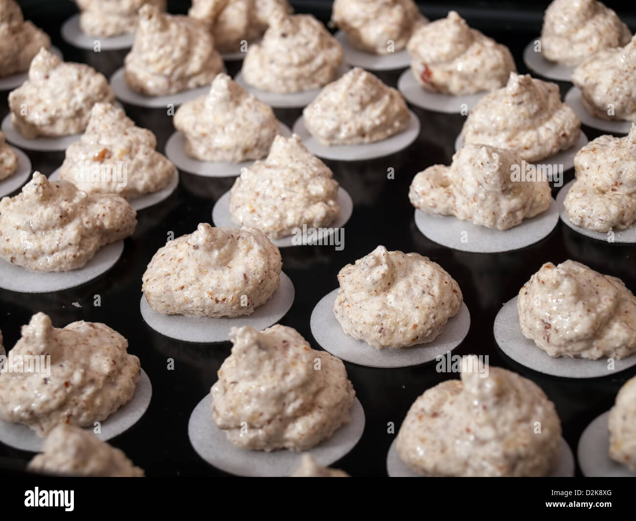 Rohe Walnuss Cookies sind fertig zum Backen. Stockfoto