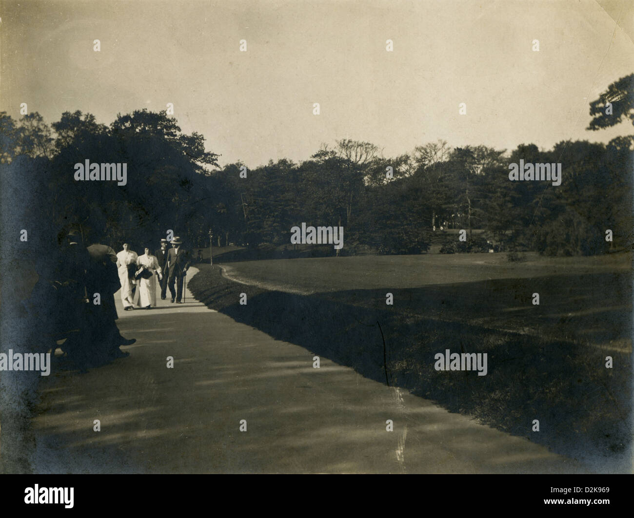 Ca. 1890 s Foto Spaziergang Victorian Männer und Frauen auf einem Pfad in einem öffentlichen Park, vielleicht ein Golfplatz. Stockfoto