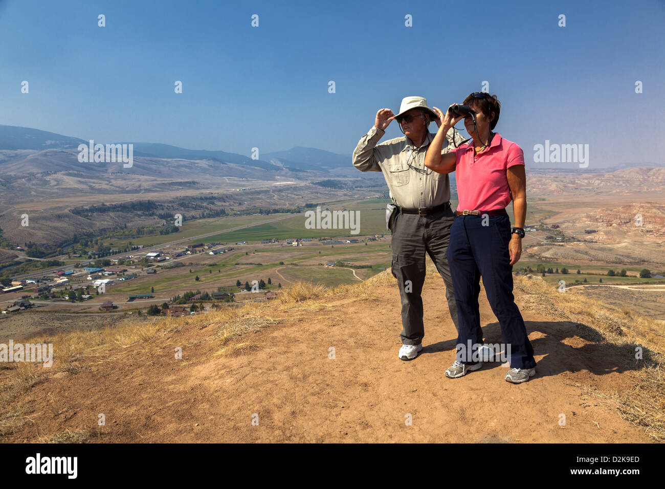 Zwei Personen oben auf dem Aussichtspunkt an Dubois, Wyoming Stockfoto