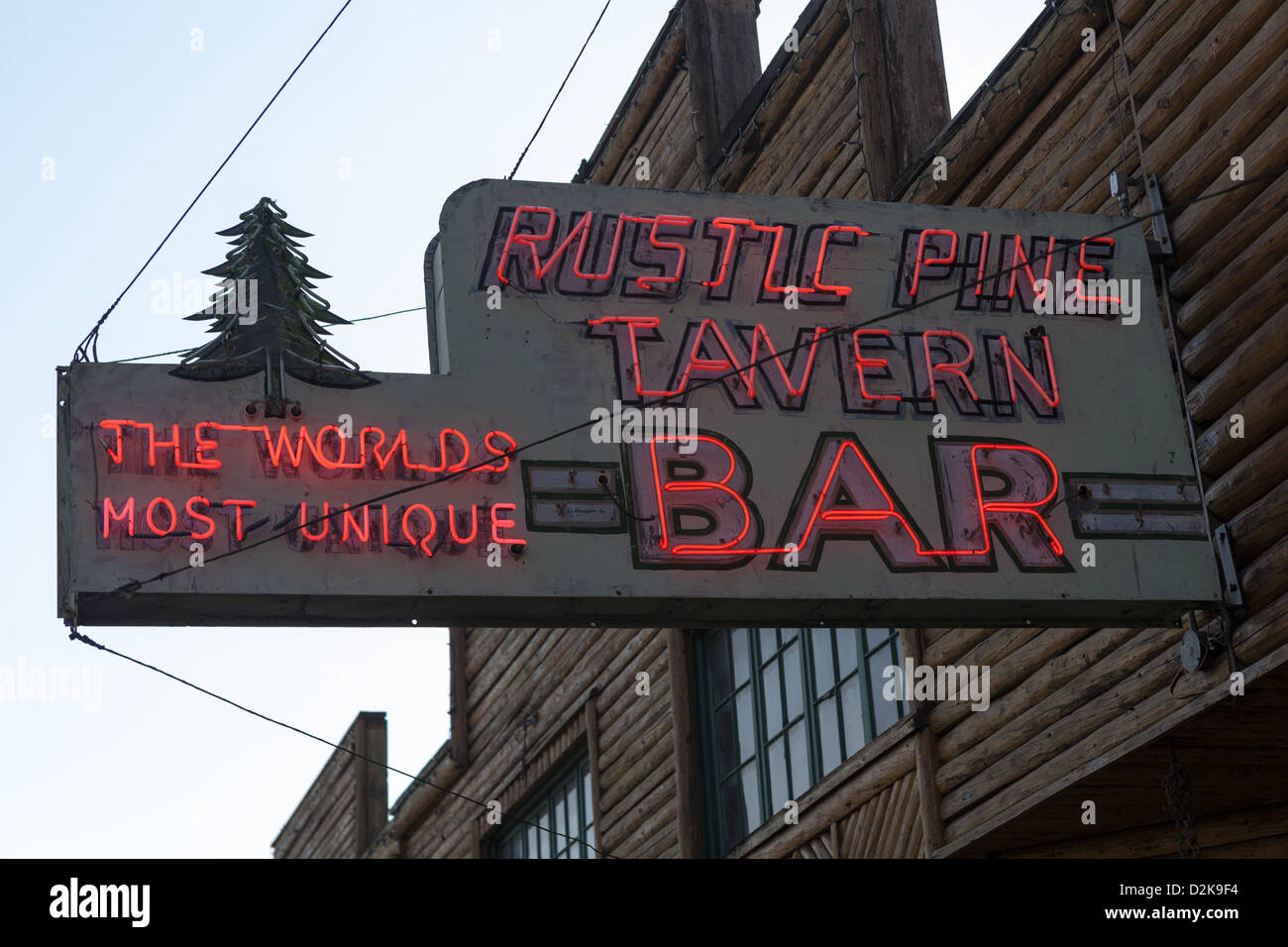 Rustikale Taverne mit roten Neon-Schild, darauf hindeutet, dass ist der weltweit einzigartigsten bar Stockfoto