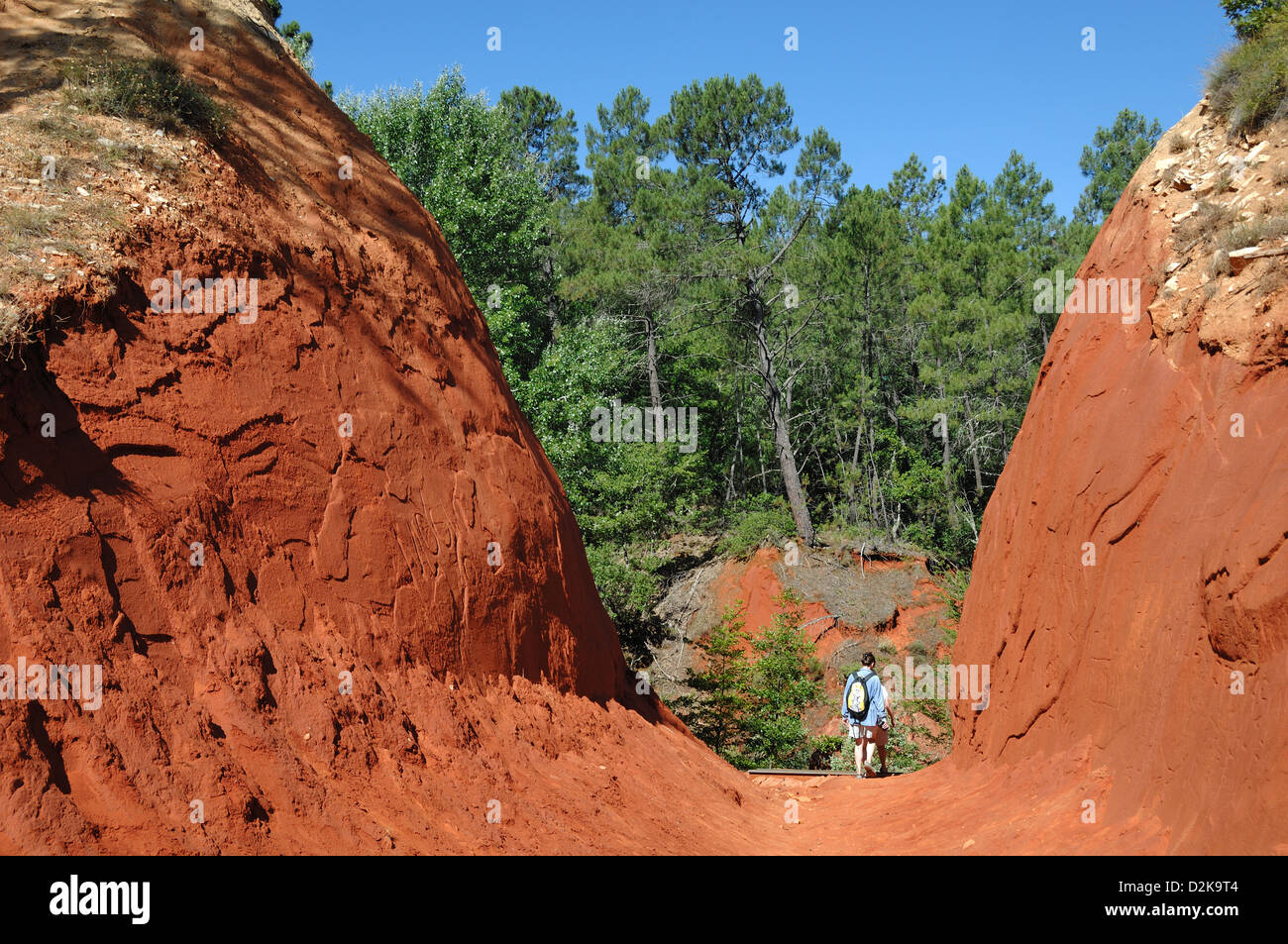 Walker oder Wanderer zu Fuß entlang Fußweg durch Ocker oder Ocker Landschaft in der Nähe von Colorado von Rustrel En Provence Luberon France Stockfoto