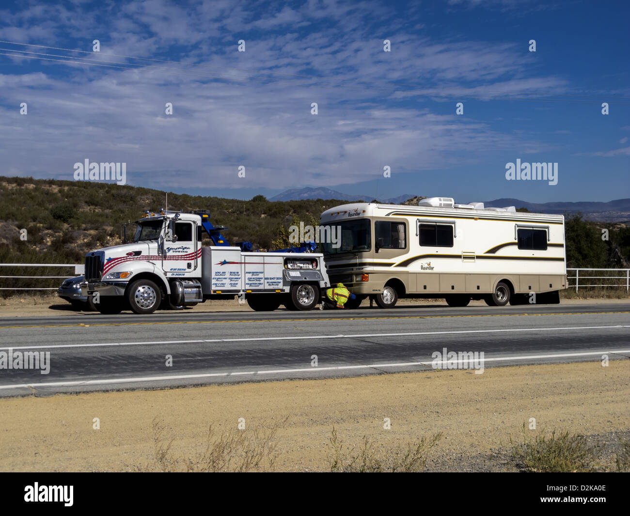 A Wohnmobil Anhaftung an einen Abschleppwagen auf einer Autobahn aufgeschlüsselt Stockfoto