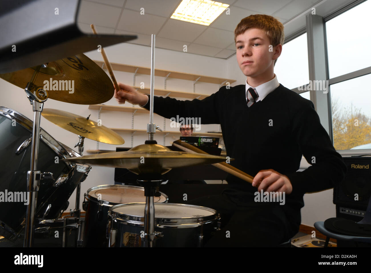 Ein Schuljunge Trommeln im Musikunterricht an Pasteten Grammar School in Cheltenham, Gloucestershire UK Stockfoto