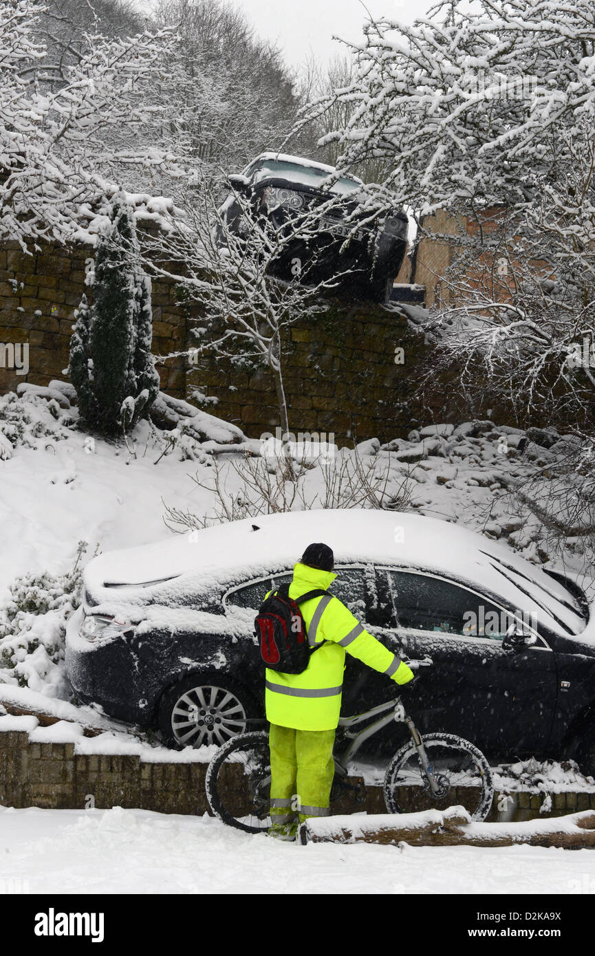 Range Rover (siehe oben) die stationäre Vauxhall getroffen nach schieben im verschneiten Bedingungen zwingen es in Gärten unterhalb auf einem Hügel Stockfoto