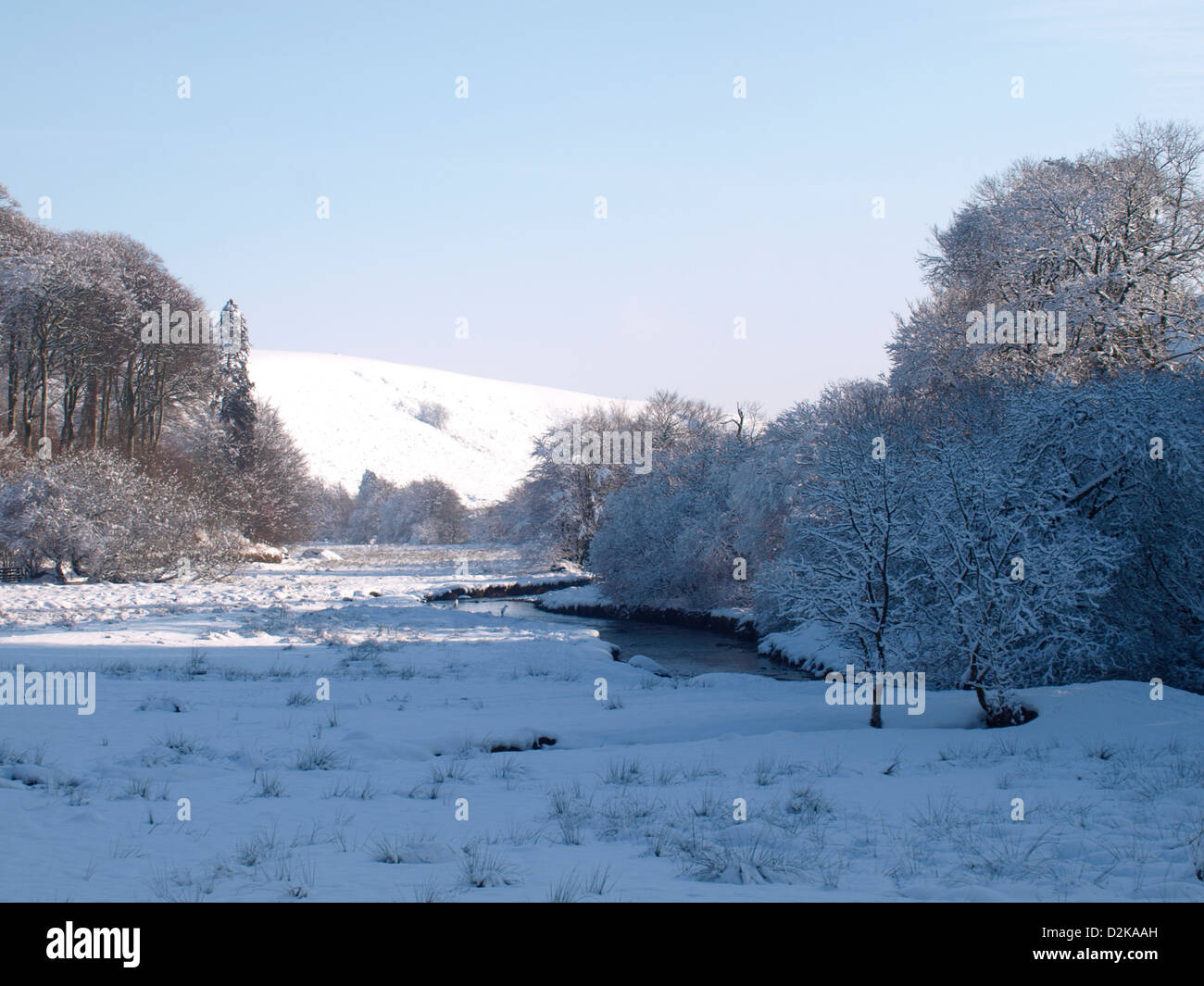 Bach durch ein Tal in Schnee, Exmoor, Somerset, Großbritannien. Januar 2013 Stockfoto