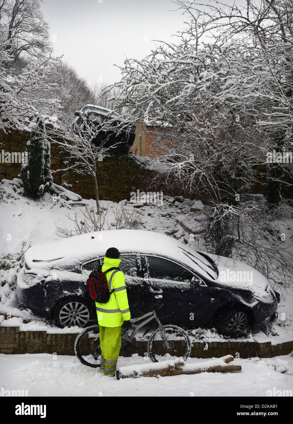 Range Rover (siehe oben) die stationäre Vauxhall getroffen nach schieben im verschneiten Bedingungen zwingen es in Gärten unterhalb auf einem Hügel Stockfoto