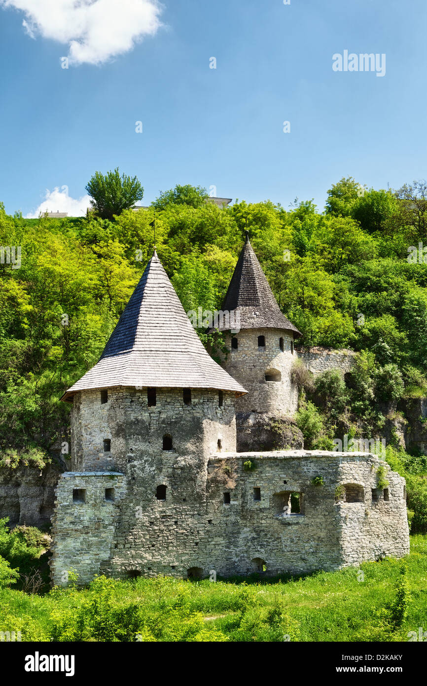 Alter Turm in Kamenez-Podolsk, Ukraine, im Sommer Stockfoto