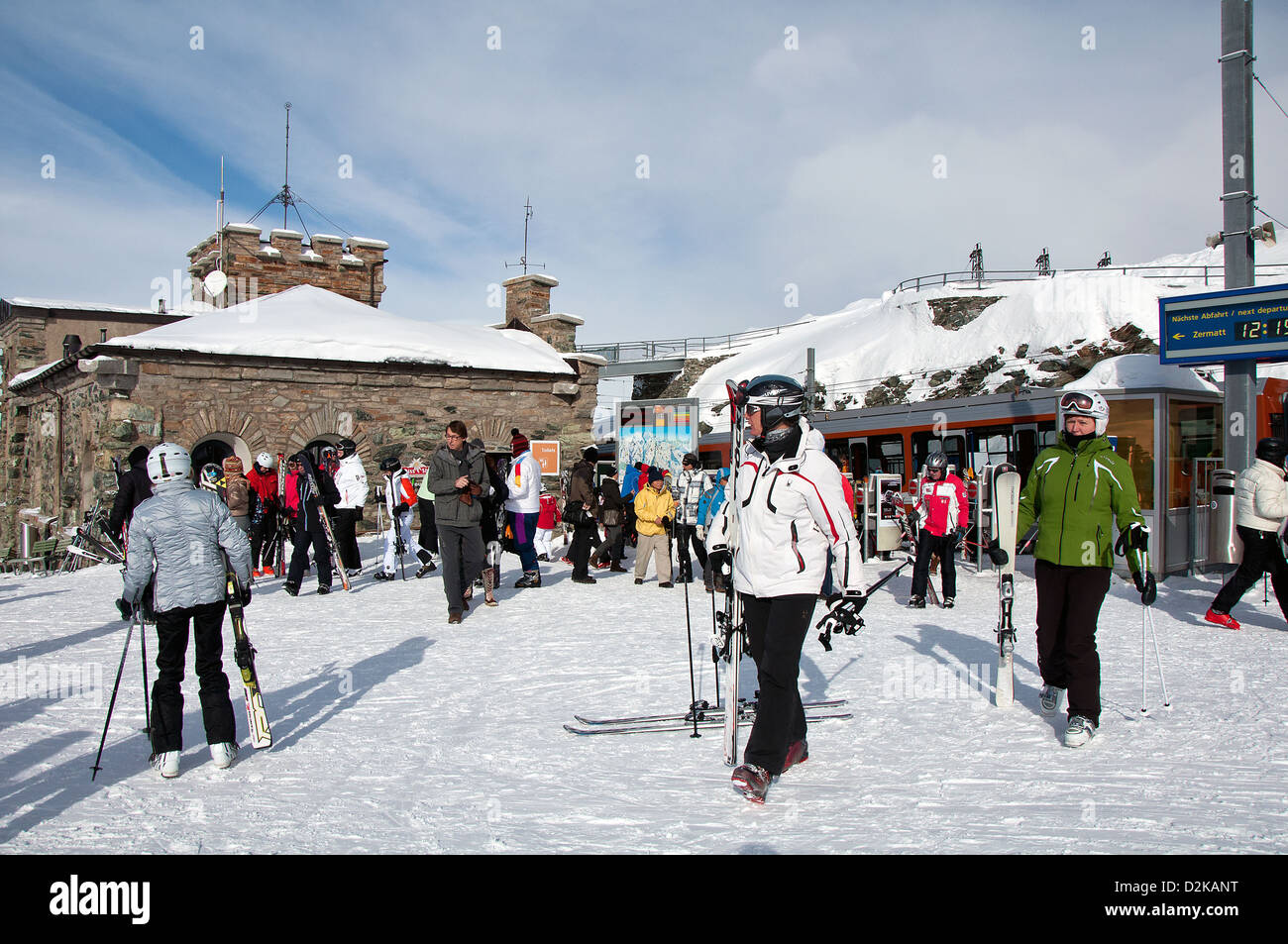 Gornergrat ist schweizweit höchsten Open-Air-Bahnhof eröffnet 1898, nimmt jeden Tag vieler Touristen und Skifahrer. Stockfoto