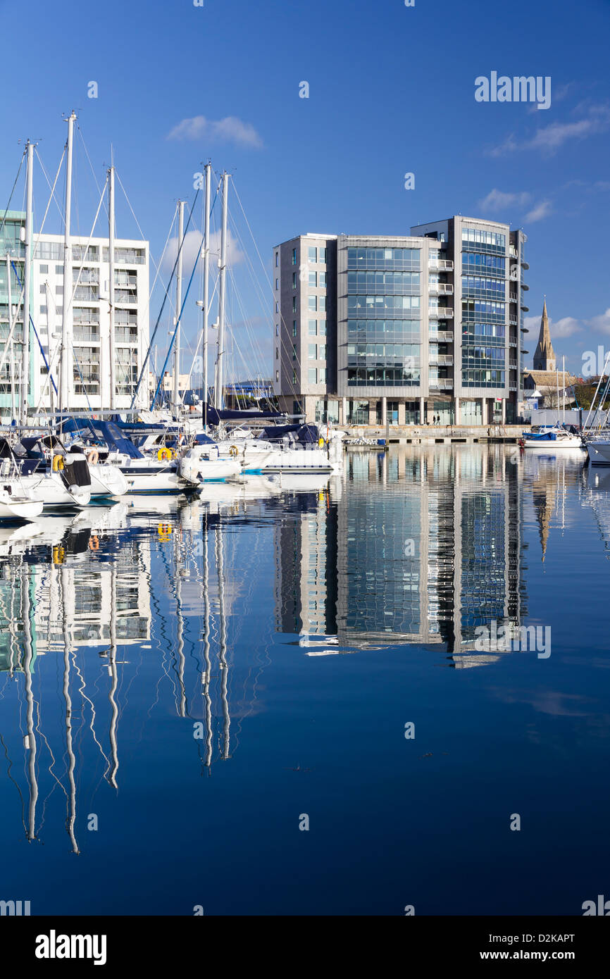 Reflexionen im Sutton Marina Plymouth Devon England UK Stockfoto