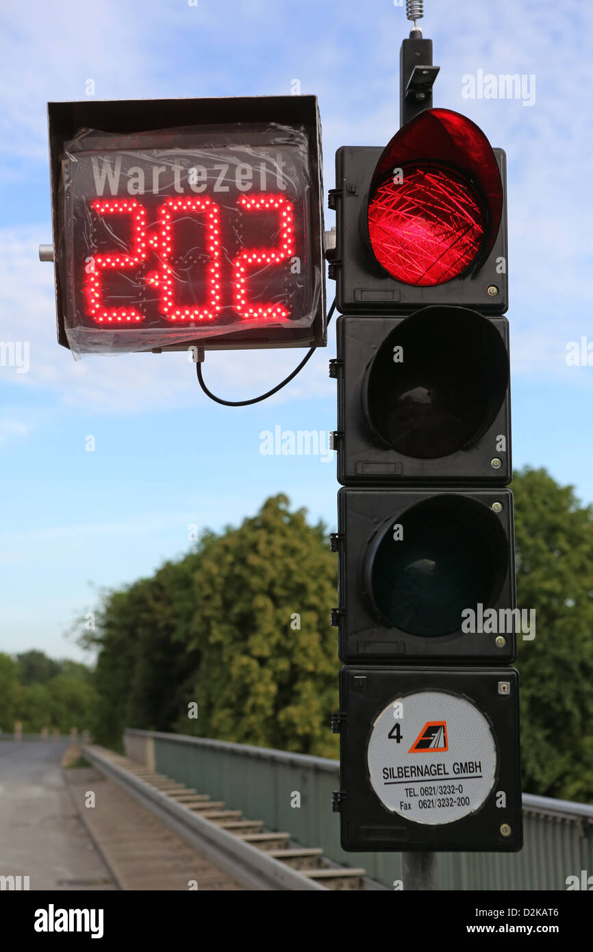 Gernsheim, Deutschland, Rotlicht Bau mit Zeitanzeige warten Stockfoto