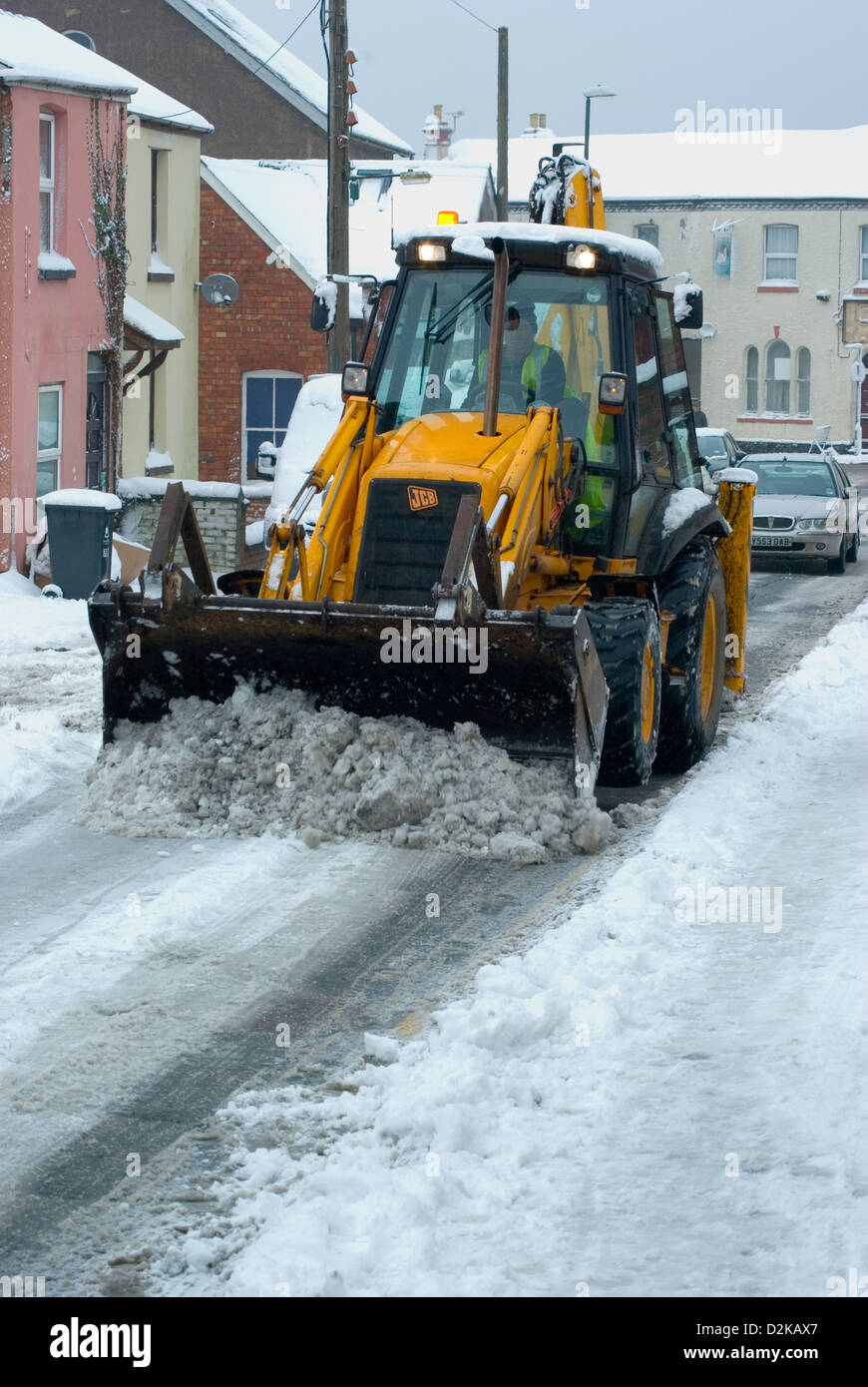 Löschen von kleinen Seitenstraßen von Schnee mit einem JCB während einer typischen UK / britischen Winter. Stockfoto