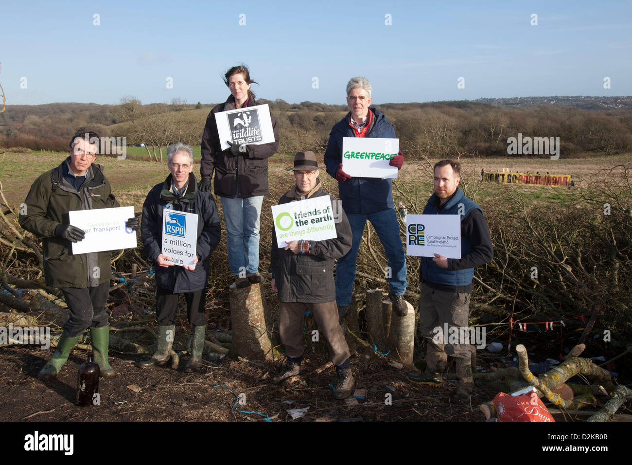 East Sussex, UK. 27. Januar 2013. Leitenden Mitarbeiter aus sechs Hauptgruppen Umwelt und Erhaltung besuchen das Tal Combe Haven, Standort des geplanten Bexhill, Hastings Verbindungsstraße. (von links nach rechts Steven Joseph, Kampagne für besseren Transport, Chris Corrigan RSPB, Stephanie Hilborne, Wildlife Trusts, Andy Atkins, Feind, John Sauven, Greenpeace, Ralph Smyth, CPRE) Stockfoto