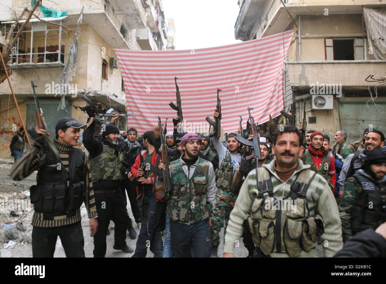 Syrische Rebellen aus der Katiba Al Wahad Einheit der Lewah Al-Wad-Brigade die freie syrische Armee (FSA) posieren für ein Gruppenfoto in der Nähe der Frontlinie in Aleppo, Syrien, 25. Januar 2013. Foto: THOMAS RASSLOFF Stockfoto