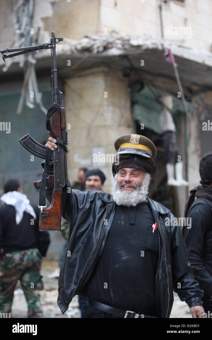 Syrischen Rebellen aus der Katiba Al Wahad Einheit der Lewah Al-Wad-Brigade der freie syrische Armee (FSA) stellt mit seinem Gewehr, eine russische RPK Maschinengewehr nach einem Feuergefecht in Aleppo, Syrien, 25. Januar 2013. Foto: THOMAS RASSLOFF Stockfoto