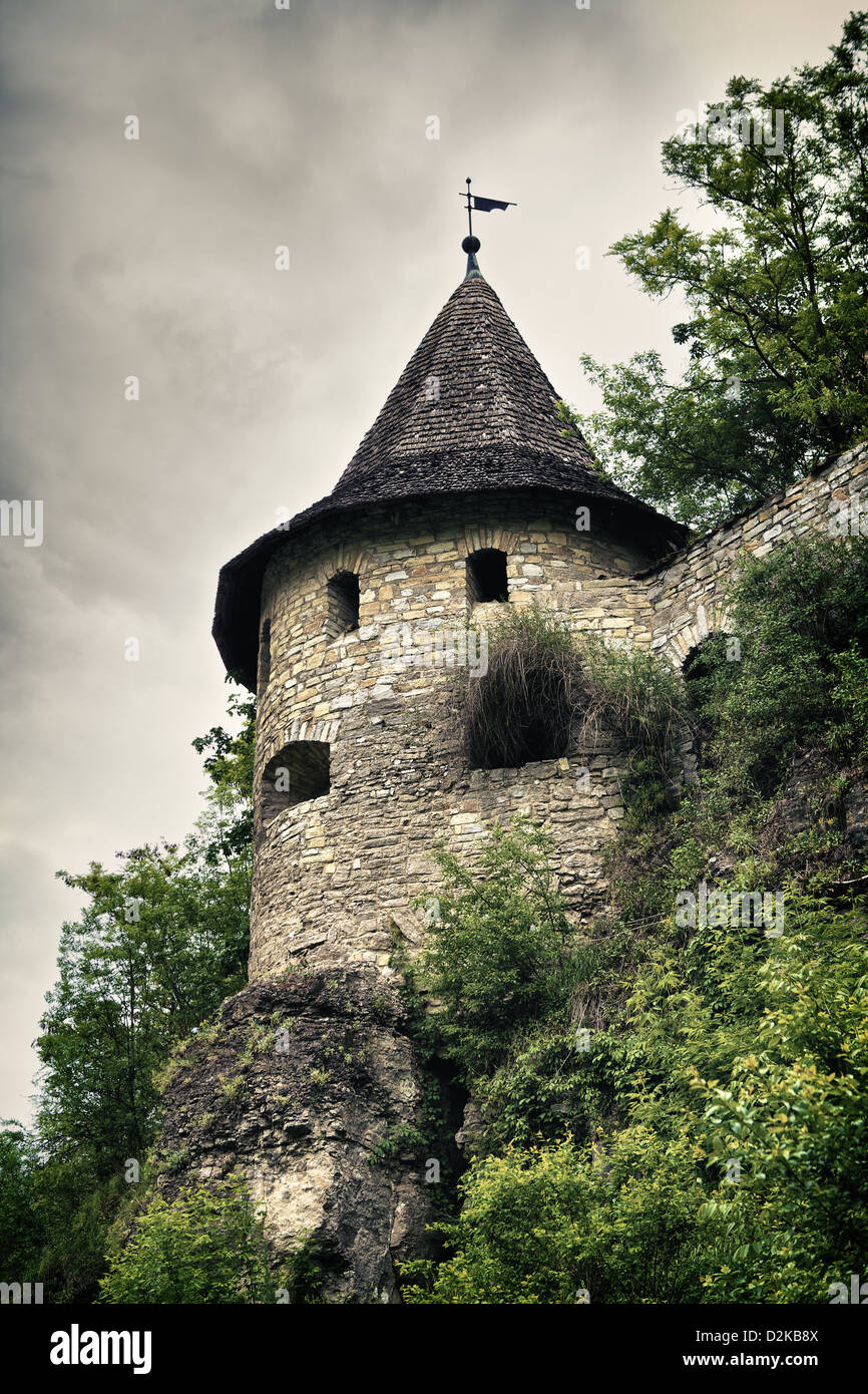 verlassenen mittelalterlichen Burg am stürmischen Sommertag Stockfoto