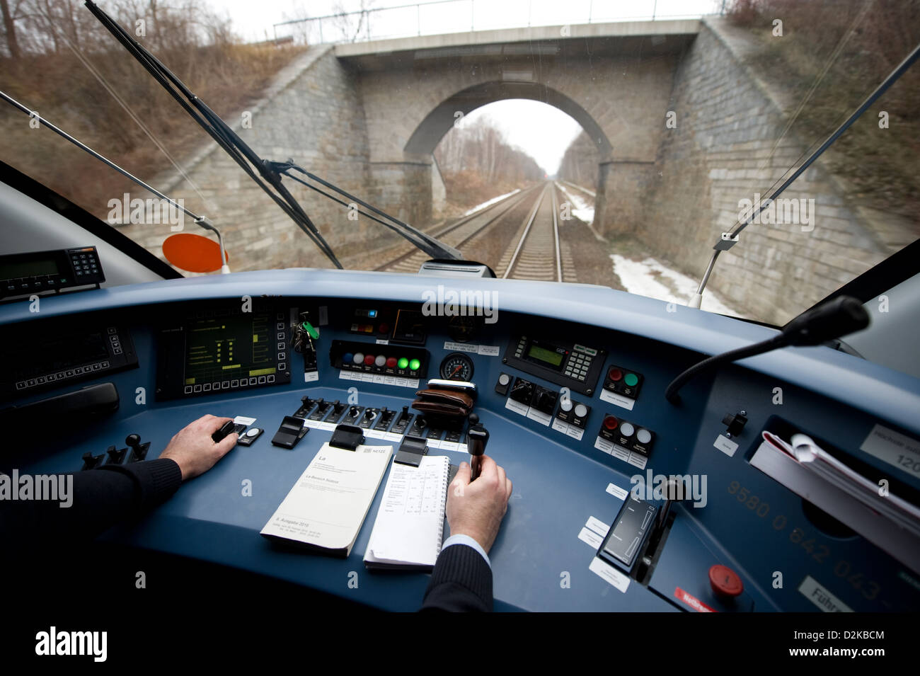 Dresden, Deutschland, trainieren Ingenieure, ein Regionalexpress Stockfoto