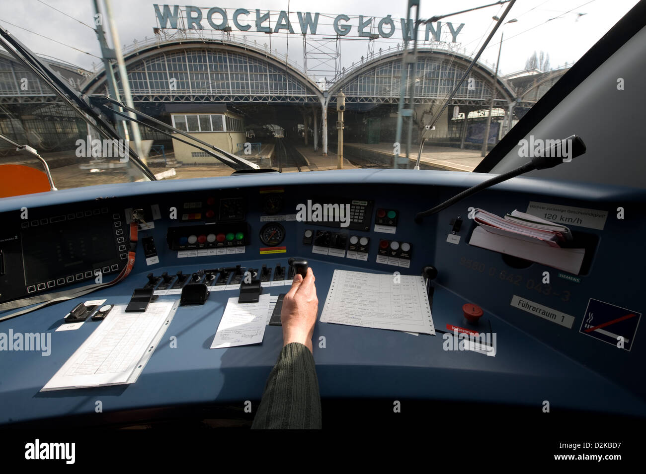Wroclaw, Polen, Zug Ingenieure ist ein Regionalexpress in der Station von Breslau racing Stockfoto