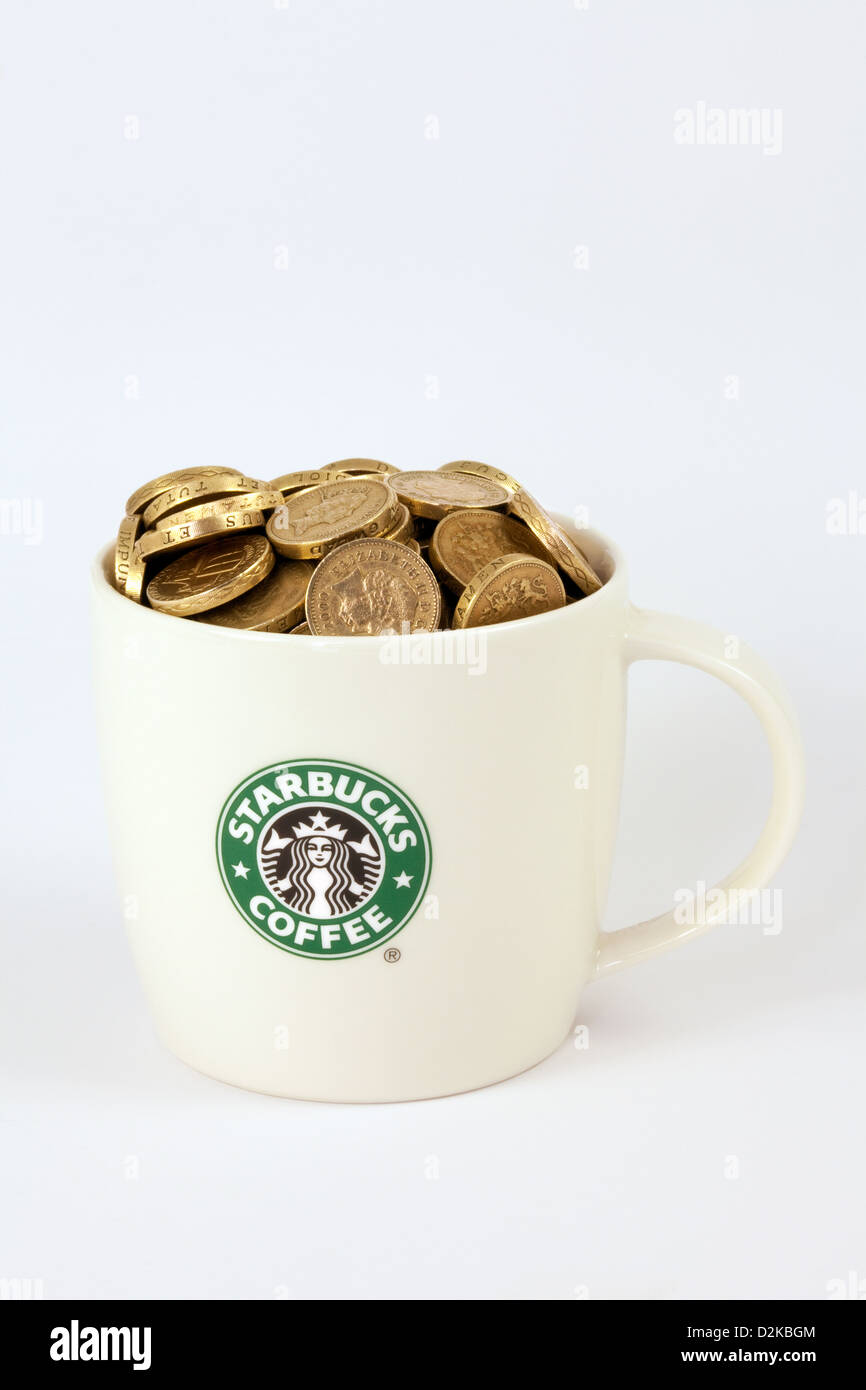 Ein Starbucks Tasse oder Starbucks Becher voll Geld - Pfund-Münzen, UK Stockfoto