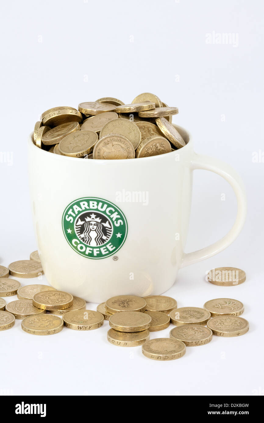 Ein Starbucks Tasse oder Starbucks Becher überfüllt mit Geld - Pfund, Konzept über Körperschaftssteuer, UK Stockfoto