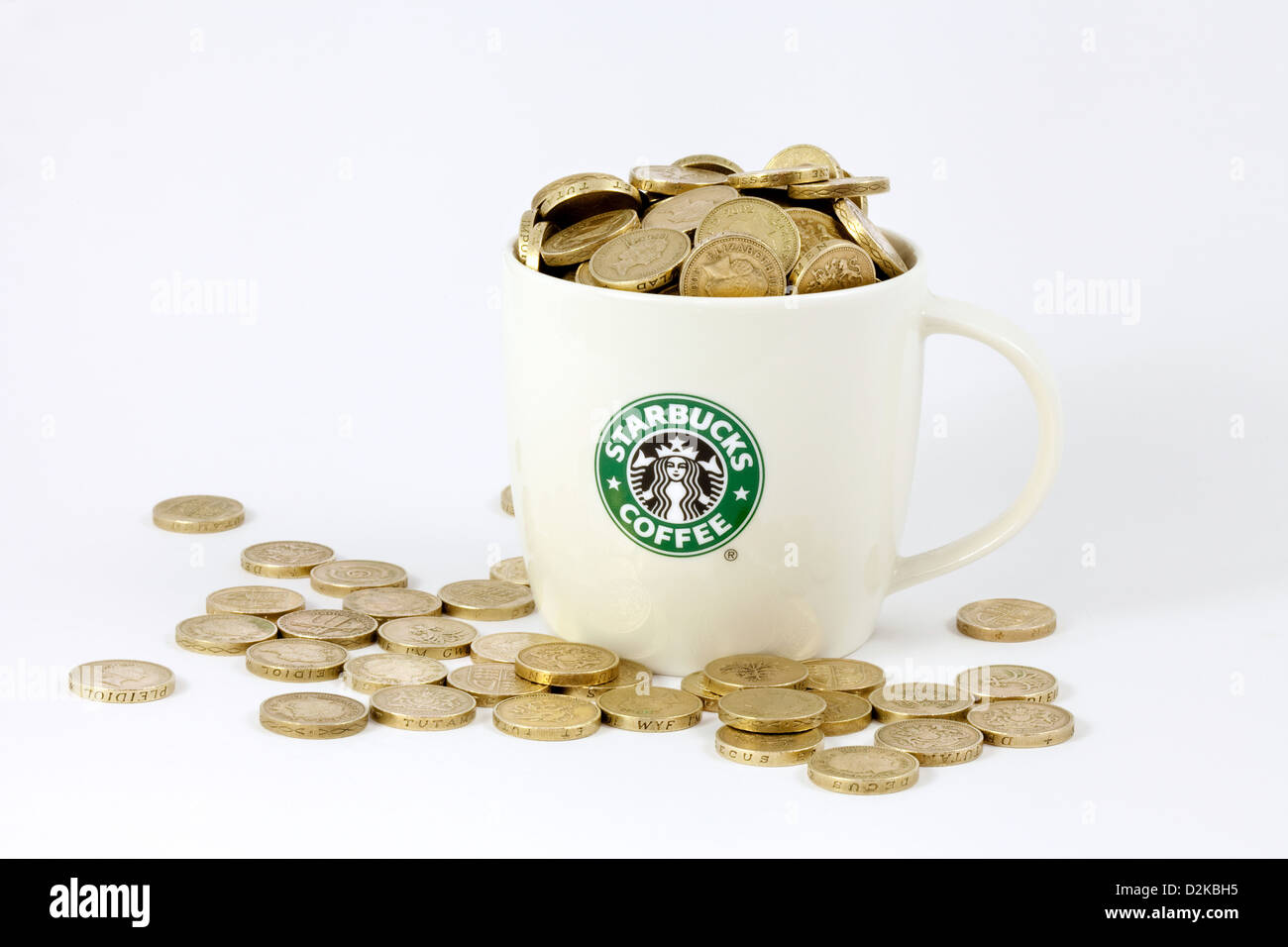 Ein Starbucks Tasse oder Starbucks Becher überfüllt mit Geld - Pfund, Konzept über Körperschaftssteuer, UK Stockfoto