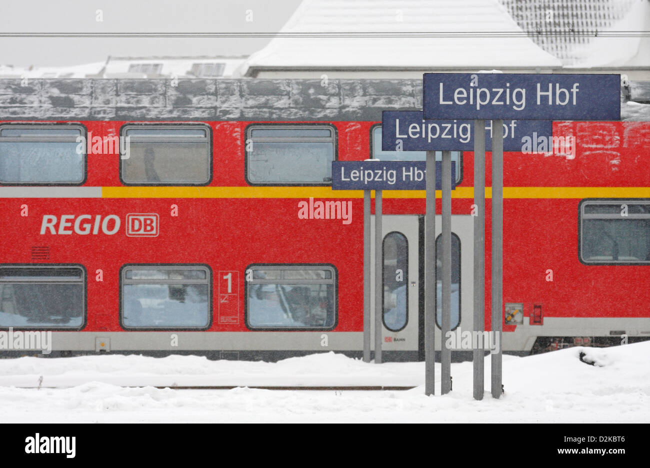 Leipzig, Deutschland, einem Regionalzug im verschneiten Leipzig Hbf Stockfoto