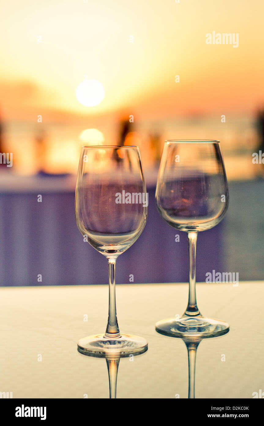 romantisches Abendessen Lage am Strand bei Sonnenuntergang, für Hotel oder Resort-Konzepte. Stockfoto