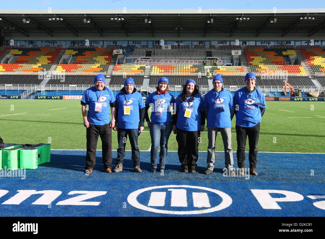 27.01.2013. Hendon, England. Sarazenen Pioniere Schneeräumen von den neuen Kunstrasenplatz vor Kick off The LV = Cup 3. Runde Spiel zwischen Sarazenen und Cardiff Blues vom Allianz-Park Stockfoto